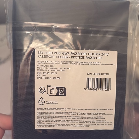 Burberry Passport Holder NEW - Picture 3 of 5